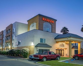 Ramada by Wyndham Bakersfield North - בייקרספילד - בניין