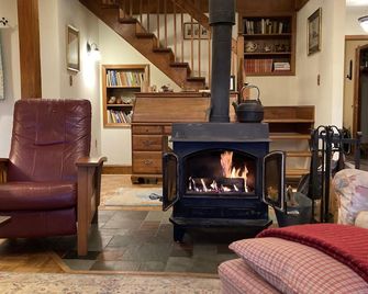 Zelený Les: house in a secluded 100 acre wood with meadows, pond, and brook - Bloomville - Living room