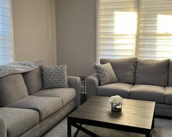Spacious Ligonier Home 3/3 .3m to downtown. New amenities, central heat, A/C! - Ligonier - Living room