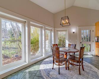 The Pool House - Ferndale - Dining room