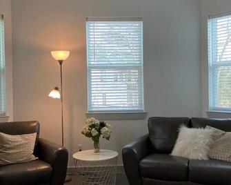 Elizabeth Manor in Downtown Huntsville - Huntsville - Living room