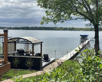 Sunset Lake Home-Hot Tub/Bikes/Paddle Board/Kayaks/Fires/Island Raft - Knox - Outdoors view