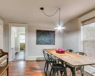 Nestled Victorian Historic Area - Guthrie - Dining room