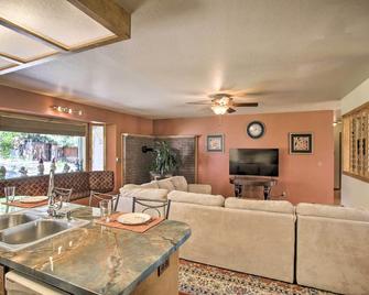 Sunny Home w/ Patio 10 Mi to Lake Coeur D'alene - Post Falls - Living room