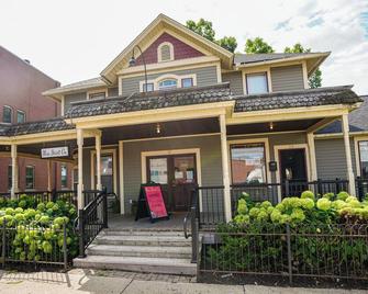 Charming 4-bedroom house with AC and WiFi in serene Waconia - Waconia - Building