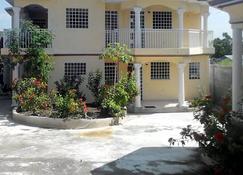 Souvenir House: 24h elect, AC, Wifi, Tv cable, Security agents - Port Au Prince