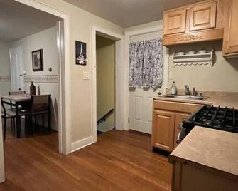 Intimate 1 Bedroom Apt By Uhs - Binghamton - Kitchen