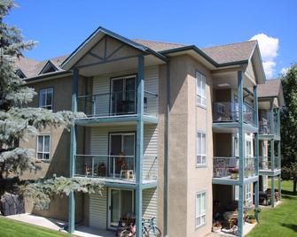 Mountain Views, Pool, Hot Tub! 1500 sqft 2BR + Loft, Penthouse - Radium Hot Springs - Building