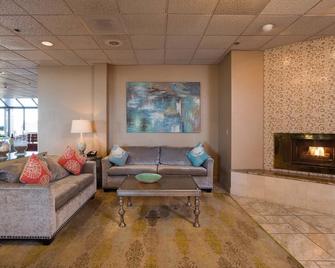 Promenade Inn & Suites Oceanfront - Seaside - Living room