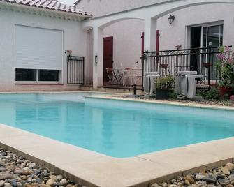 Villa chaleureuse avec piscine 12 voyageurs - Saint-Alexandre - Piscina