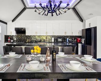 OMG! 3 Houses,10 Acres, Pickleball, Pool, Hot Tub,10 miles to Hunter Mountain - Catskill - Jídelna