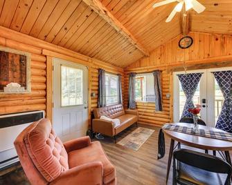 Cozy Farm Cabin - 9 Mi to Trout Creek! - Trout Creek - Living room