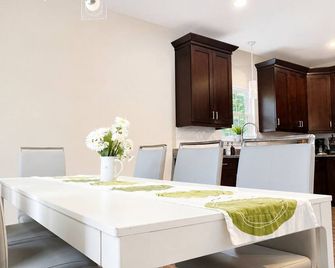 Family friendly 5 bedroom home within Walking distance To CNU - Hampton - Dining room