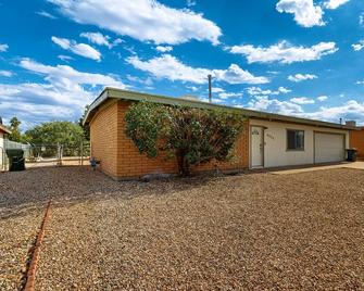 Colorful dog-friendly home with large fenced yard and firepit - Sierra Vista - Edificio