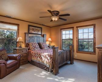 \'Top 11 coolest cabins in Texas\' tripstodiscover.com - Hunt - Bedroom