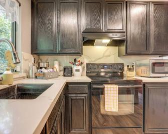 Downtown Fair Oaks Home about 15 Mi to Sacramento! - Fair Oaks - Cocina