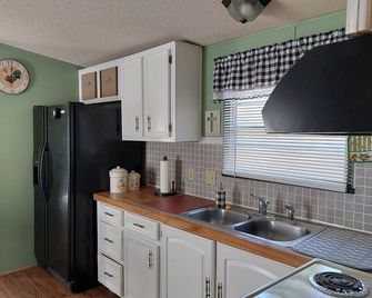 Nana's Place, 5 min. off I-77, Stone Mtn. State Pk, Cruise-ins - Elkin - Kitchen