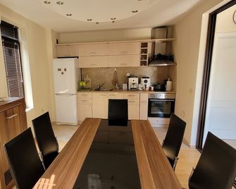 Spacious 3-floor house, 5-min walk to a golf club, 5-min drive to sandy beaches - Topola - Cocina
