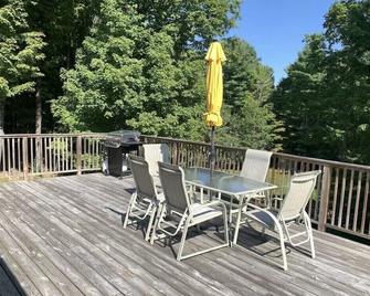 Cozy Home with Hot Tub, Lots of peace /quiet with Mountain views Near Woodstock! - Olivebridge - Balcón