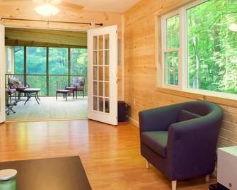 Lost River WV 3-br 3-ba cabin (Unit B) - Lost River - Living room