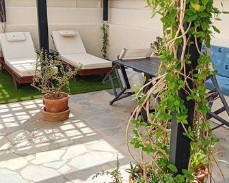 Julie's studio in Kokkini Hani, 2 mins walk to beach. Near famous theme parks! - Heraklion - Patio
