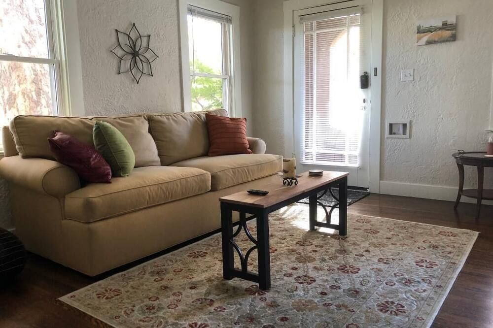 Cozy Spanish Bungalow bordering Land Park and Downtown - סקרמנטו - סלון