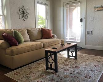 Cozy Spanish Bungalow bordering Land Park and Downtown - Sacramento