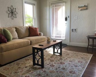 Cozy Spanish Bungalow bordering Land Park and Downtown - Sacramento - Pokój dzienny