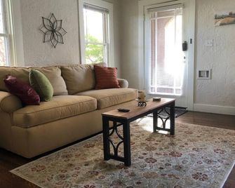 Cozy Spanish Bungalow bordering Land Park and Downtown - סקרמנטו - סלון