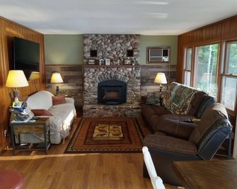 Water front cabin with sandy beach, sandy swim area. No stairs to lake. - Webster - Living room