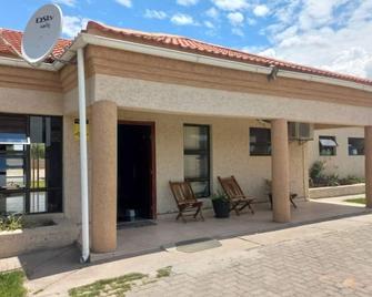 Shakeville Guest House - Shakawe - Building