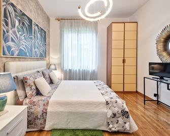 Independent apartment with garden directly on the Avigliana lake. - Avigliana - Camera da letto