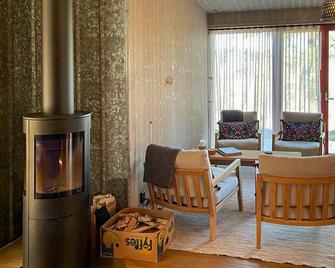 2 Bedroom Cozy Home In Lärbro - Lärbro - Sala de estar