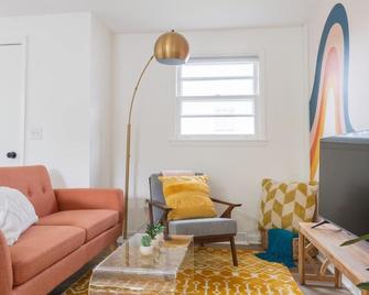 Double the Fun: Two Houses, Shared Yard & Fire Pit - Kingston - Living room