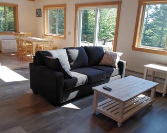 Beautiful chalet minutes from Acadia located in a private setting - Gouldsboro - Sala de estar