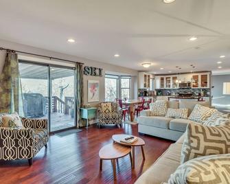 7-Bedroom Home By The Mountains - Cottonwood Heights - Living room