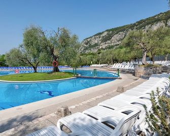 Residence Parco Del Garda - Garda - Pool