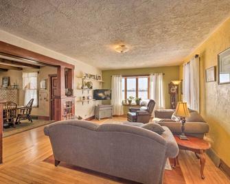 Quaint and Family-Friendly Watertown Farmhouse! - Watertown - Вітальня
