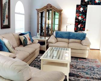 Spacious Poolside Home --- 5 min from manatee swimming hole - Orange City - Living room