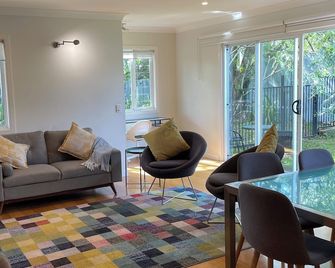 Lone Pine House -spacious & convenient - great for families, groups, pets! - Enoggera - Sala de estar