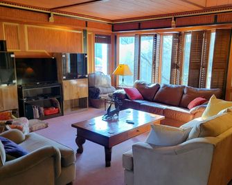 Cozy Village Hideaway near St Bonaventure University & Holiday Valley w/ WiFi - Allegany - Sala de estar