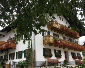 Vacation apartment 2 for 2-6 persons (75 sqm, attic) - Bernau am Chiemsee - Gebäude