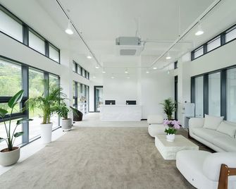 Kylin Villa resort Jeju - סאוגוויפו - לובי