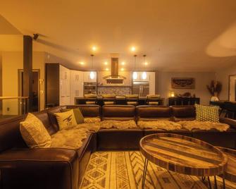 Cozy Northern lights retreat in Niven Lake w/ stunning lake views - Yellowknife - Lounge