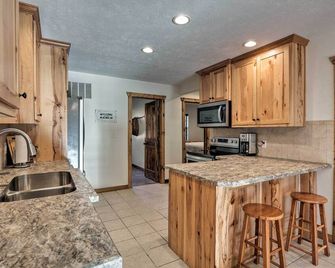 Luxury Cabin w/ Pond, Working Ranch Near Nevada - Nevada - Cocina