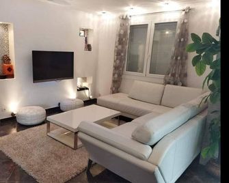 Modern F3 apartment 5 minutes from the beach with sea view! ( Air-conditioned). - Bugía - Sala de estar
