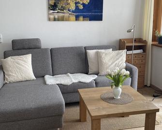 Beautiful, calm 2-room-apartment with big terrace and nice view - Murnau - Obývací pokoj