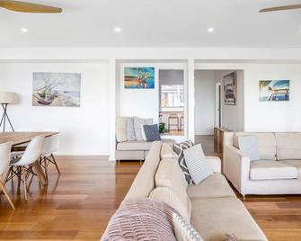 Embracing Dutchies - Nelson Bay - Living room