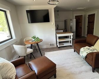 Charming studio in peaceful Somers with WiFi, AC, great views - Somers - Living room