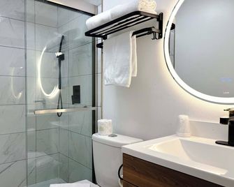 Departure Bay Motel - Nanaimo - Baño